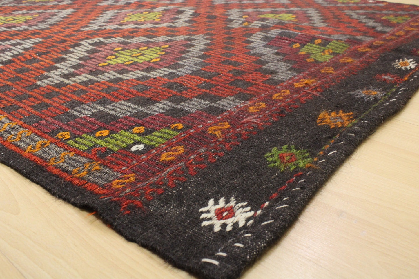 Handwoven Turkish Vintage Kilim (5'7" x 10'1")