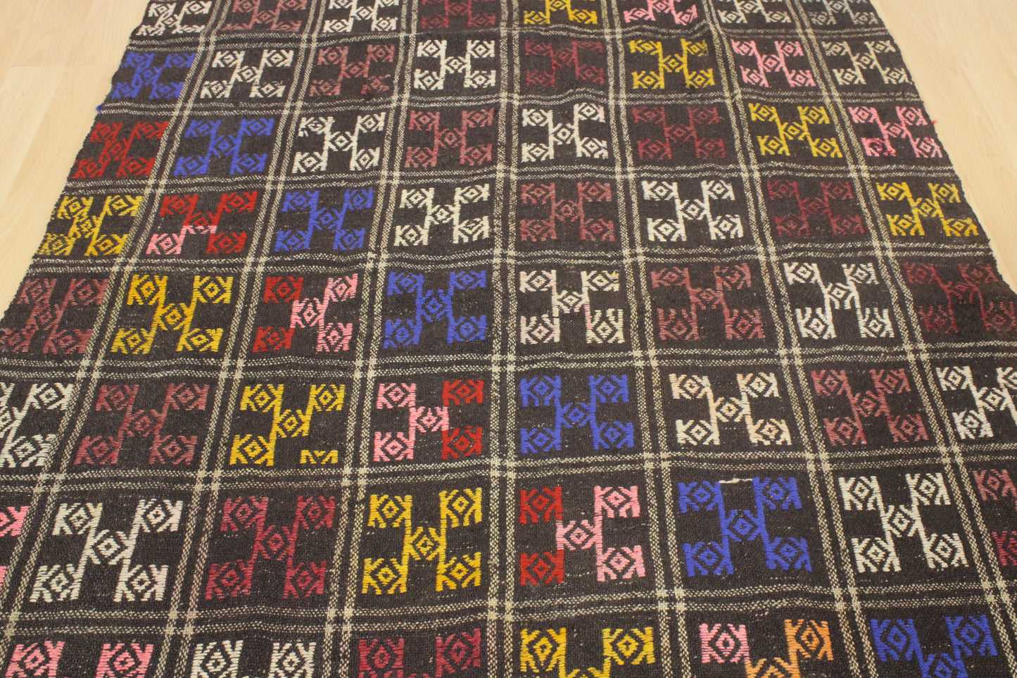 Handwoven Turkish Vintage Kilim (4'8" x 8'9")