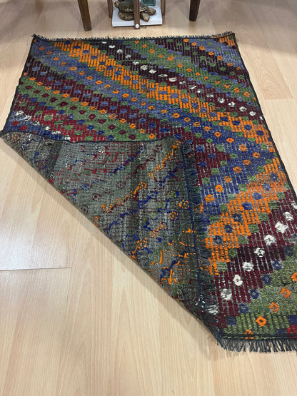 Handwoven Turkish Vintage Kilim (2'8" x 3'9")