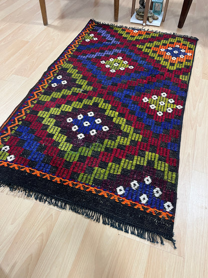 Handwoven Turkish Vintage Kilim (2'6" x 4'3")