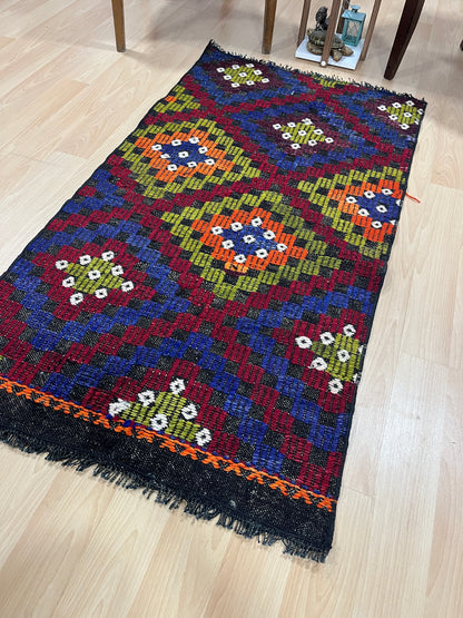 Handwoven Turkish Vintage Kilim (2'4" x 4'7")