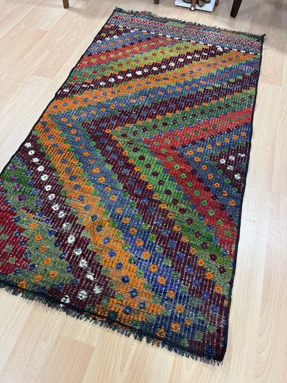 Handwoven Turkish Vintage Kilim (2'8" x 4'11")