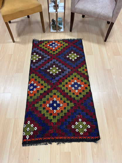 Handwoven Turkish Vintage Kilim (2'6" x 4'9")