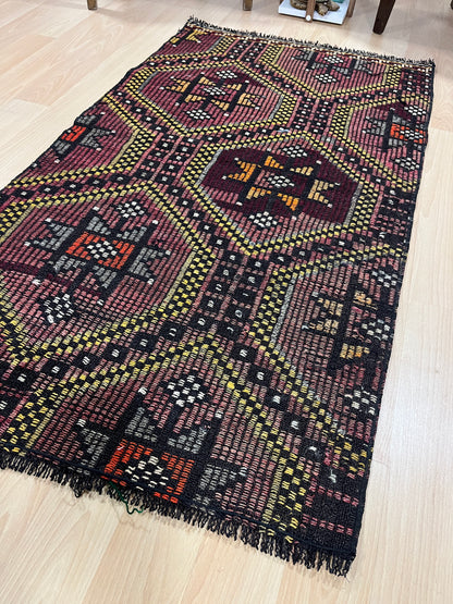 Handwoven Turkish Vintage Kilim (2'6" x 4'5")