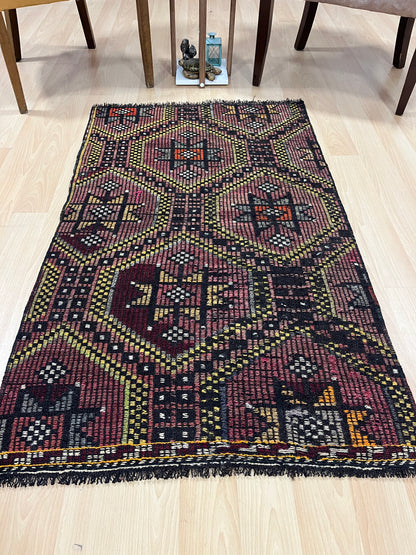 Handwoven Turkish Vintage Kilim (2'6" x 4'5")