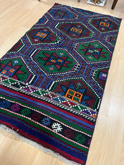 Handwoven Turkish Vintage Kilim (2'8" x 4'11")