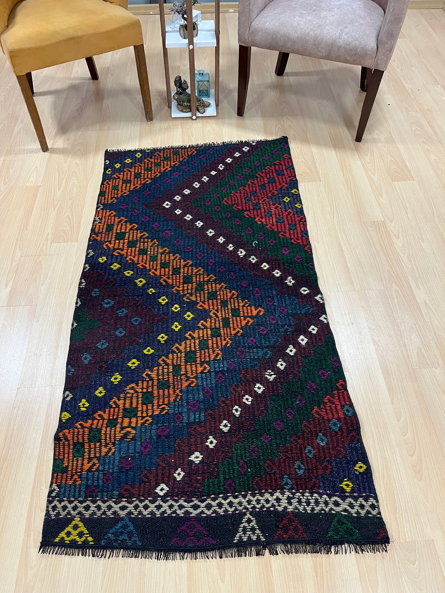 Handwoven Turkish Vintage Kilim (2'8" x 5'5")