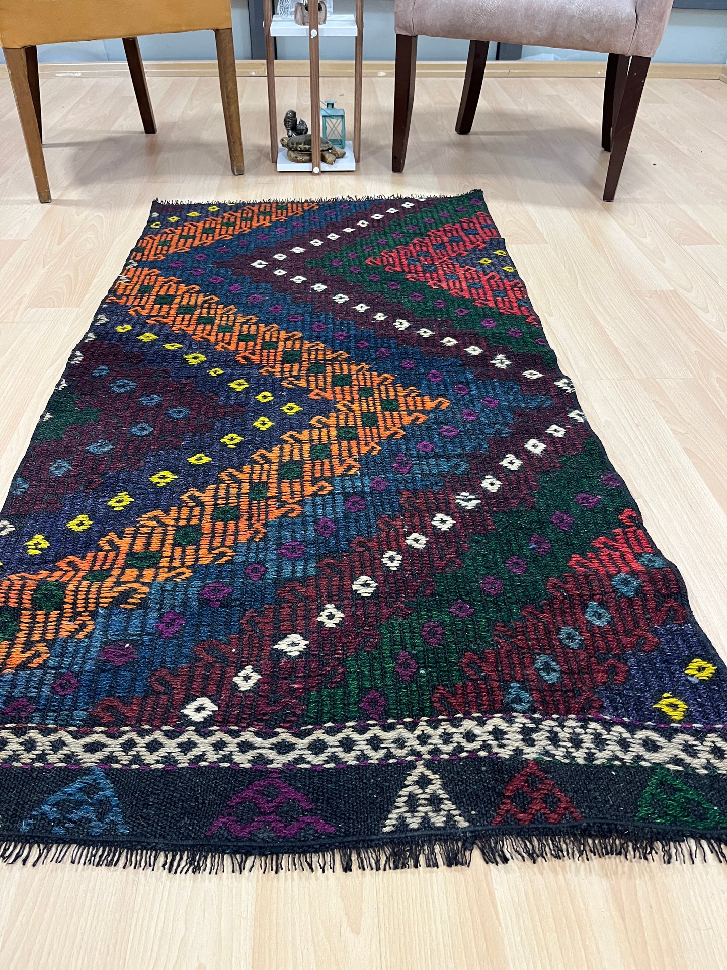 Handwoven Turkish Vintage Kilim (2'8" x 5'5")