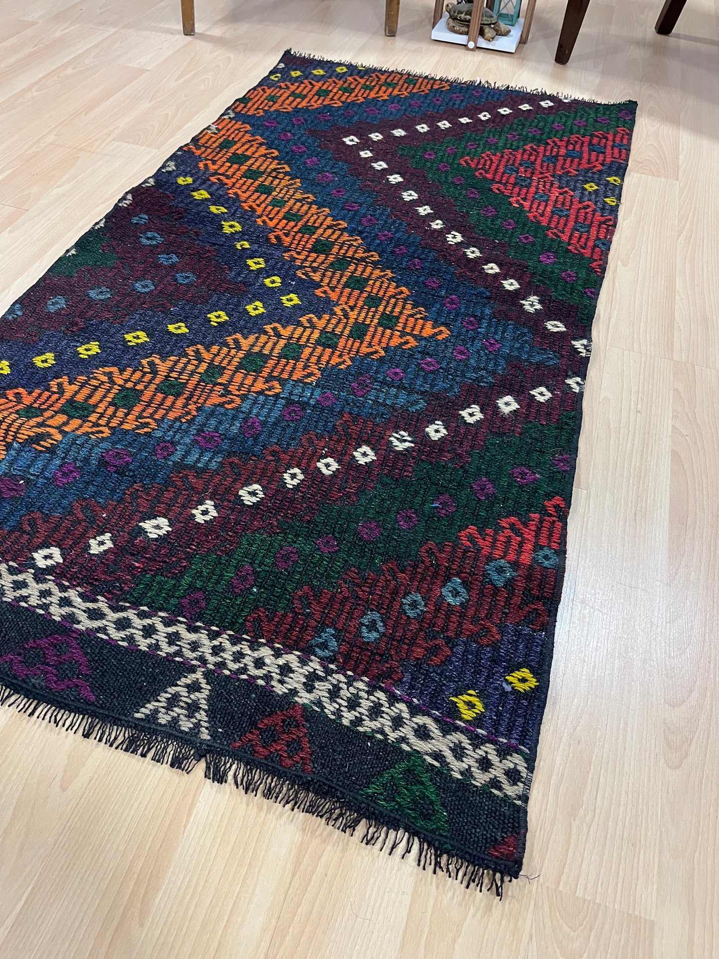 Handwoven Turkish Vintage Kilim (2'8" x 5'5")