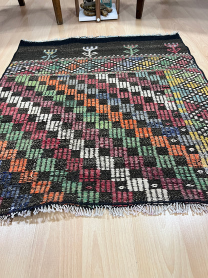 Handwoven Turkish Vintage Kilim (2'6" x 2'11")