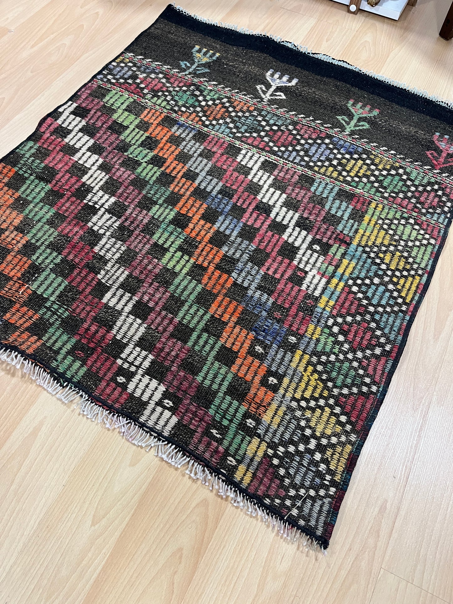 Handwoven Turkish Vintage Kilim (2'6" x 2'11")