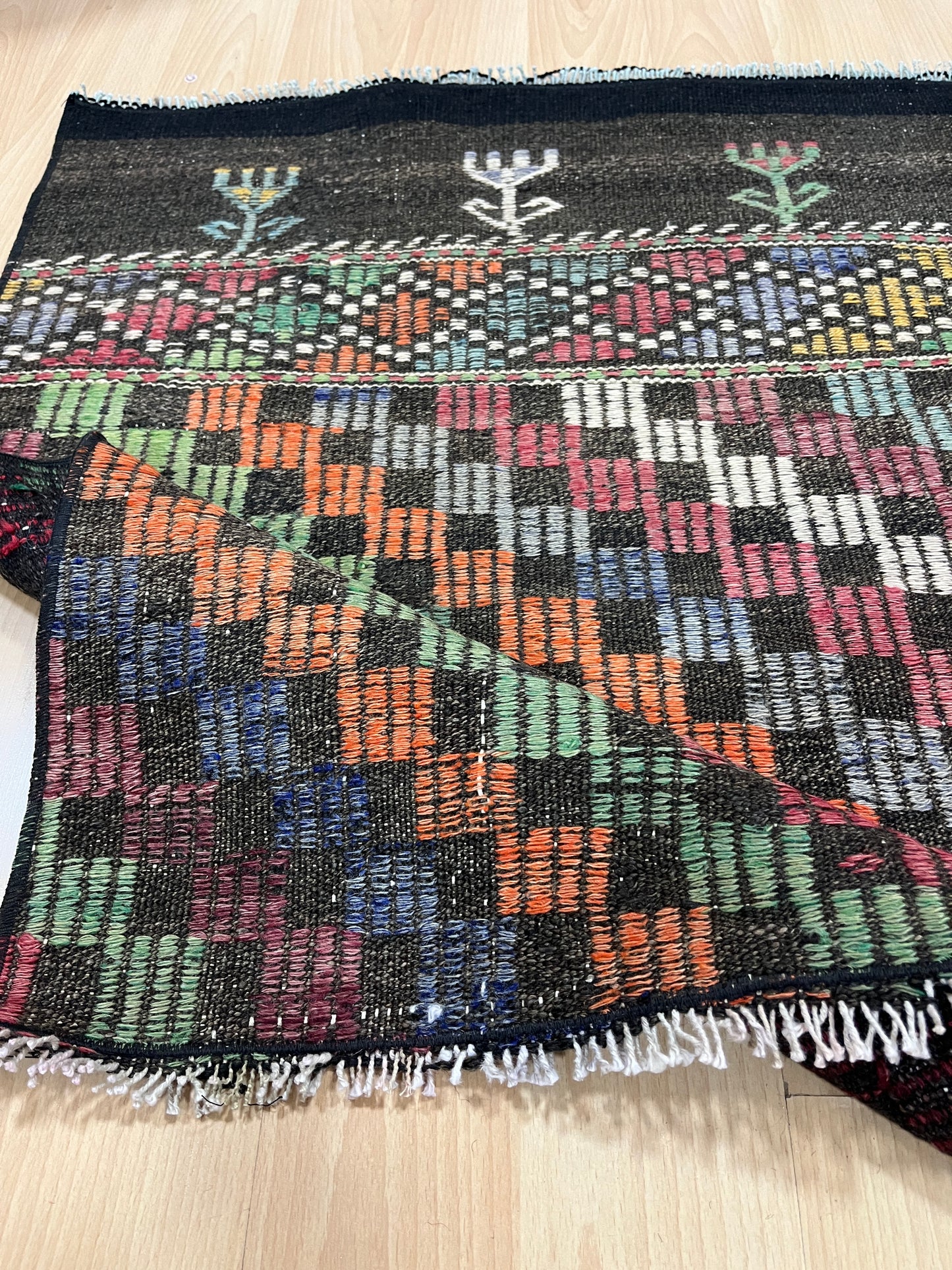 Handwoven Turkish Vintage Kilim (2'6" x 2'11")