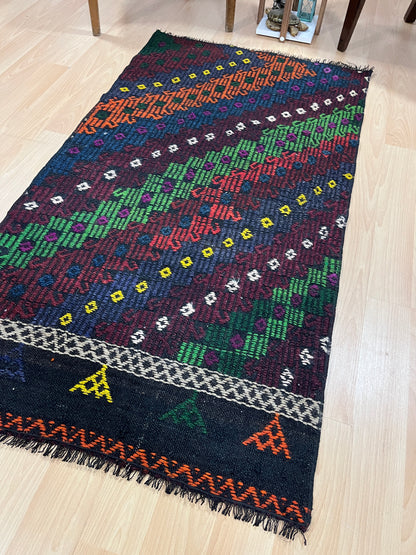 Handwoven Turkish Vintage Kilim (2'8" x 4'11")