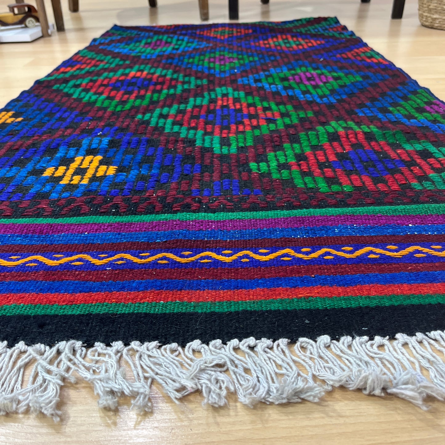 Handwoven Turkish Vintage Kilim (2'6" x 4'11")