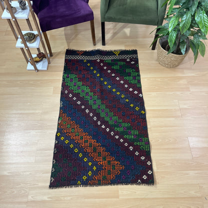 Handwoven Turkish Vintage Kilim (2'8" x 4'9")